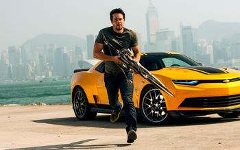 Mark Wahlberg in Transformers 4 screenshot