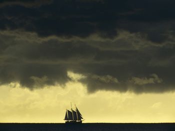 Sailing Off Waikiki, Oahu, Hawaii screenshot