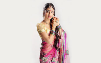 Shriya Saran in Saree screenshot