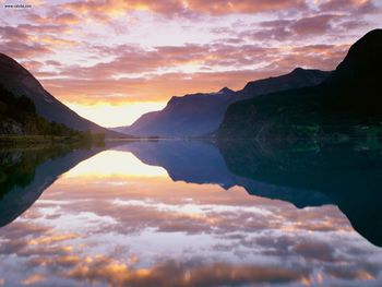 Strynsvatnet Sunrise Norway screenshot