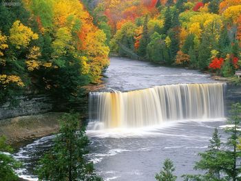 Tahquamenon Falls Michigan screenshot